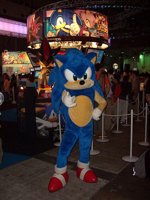Look! We took this ourselves! That's the REAL Sonic, giving UK:R the thumbs up!